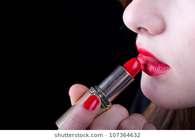 ssiimm girl putting on red lipstick 260nw 107364632 - چگونه از ورود سرب کمتر از طریق رژلب به بدن جلوگیری کنیم؟